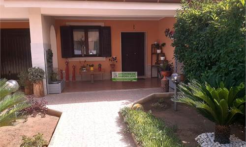 Villa a schiera con giardino e box