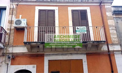 Floridia centro Stabile indipendente con garage